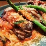 N al cubo - 大きな塊の牛バラ肉はパスタの具とは思えない迫力！フォークで崩せるほどホロホロ柔らかく表面はこんがり♪とろける脂身と赤身の繊維にマルサラ酒の甘味とコクがしみ込む～