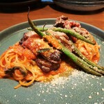 N al cubo - トマトの甘味や旨味がまろやかなパスタと柔らかく肉肉しい牛バラ肉の煮込み、無農薬インゲンやほうれん草の甘みが三位一体の絶品パスタ
