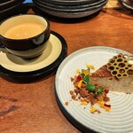 N al cubo - ＋550円でドルチェ＆カフェも追加、エディブルフラワーと凝ったデザインのチュイルが華やかな塩トリュフのチーズケーキと有機コーヒー
