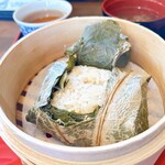 もちロン - 葉っぱに切れ目が入っていて
上からスプーンですくって食べます