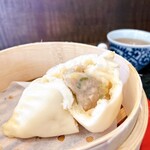 もちロン - 分厚いタイプの生地の肉まん
※551と比べては失礼ですが、それくらい美味しいです♡