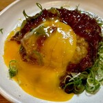 鳥せい 本店 - 卵がずり落ちて出てきたので直そうとしたら割れてしまった。ま、でも絶品。