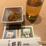 すし屋 銀蔵 武蔵浦和マーレ店 - お通し（大根の肉味噌乗せ）と瓶ビール
