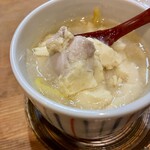 鳥せい - 鶏肉は大きめのブツ切りで入っている