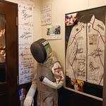 アスリート中華ダイニングYI-CHANG - フェンシング女子フルーレ日本代表の方々のサインとユニホーム。
