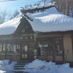 利休庵 - ずっしりと雪の積もった、からぶき屋根の利休庵さん