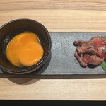 WAGYU焼肉悠雅 - 和牛炙りユッケ　味は薄めなのでお好みで調整してとのこと。ユッケは味付け大事よね。