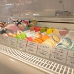 マカロン エ ショコラ - 内観。マカロン。購入したのは塩バニラ、ショコラ、クレームブリュレなどなど。クレームブリュレのマカロンは焦がし砂糖の香りとサクっとした食感が良き！一番好みだった！また買いに行こうっと♥