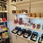 マカロン エ ショコラ - 内観。マカロンやマカロンボーロ以外にもいろいろある