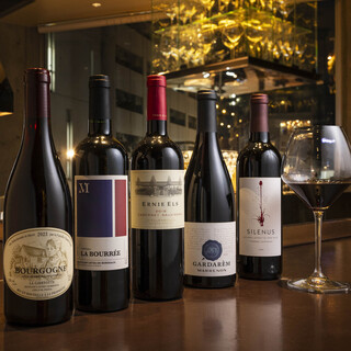 豊富な取り揃えのソムリエ厳選ワインや各種お飲物