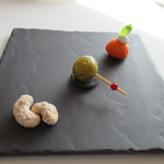 CROWN - 軽いおつまみ（赤いのはオマールエビのフィナンシェ）