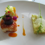 CROWN - 国産天然平目の黄金焼きカリフラワーのエクラゼマドラスカレー風味
      ポテトのクルスティアン生姜とライムの香るキャロットのレデュクション
      