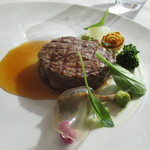 CROWN - 北海道産牛フィレ肉のポワレアーティチョークのピュルプとバリグール
      菜園風レギュームシンプルなジュにカンボジア産ポワヴルルージュの香りを添えて
      