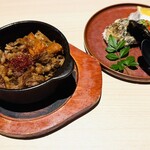 月と灯り - 黒毛和牛筋のどて煮 赤味噌仕立て／厚岸産 痛風牡蠣 雲丹いくら乗せ