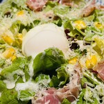 月と灯り - 温泉卵とベーコンのシーザーサラダ たっぷりパルミジャーノ