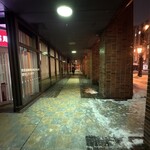 月と灯り - 道庁西ビルの横の通路を真っ直ぐ進む