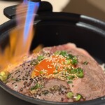 月と灯り - 土鍋入 道産和牛の炙りすき焼きご飯 江別市ファフィ卵乗せ
