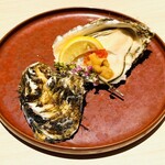 月と灯り - 厚岸産 痛風牡蠣 雲丹いくら乗せ