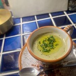 ビストロ コジコジ - お通し プチヴェール（芽キャベツとケールを掛け合わせた野菜）のスープ