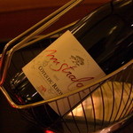 Dusit Thani - ワインも豊富。寛ぎのひとときを約束してくれるバンコク屈指の名門ホテル。