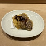 鮨 一二郎 - 大阪人には眉唾もののナガスクジラの天ぷら。大好きな蓮根の天ぷら。一二郎さんの天ぷらって本当に凄いの。油切れが完璧だから懐紙に油が染みないの。いつも感動✨