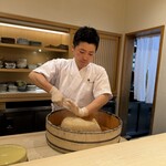 鮨 一二郎 - 一二郎さんのお鮨の要・絶品の赤酢はゆうま君担当！