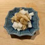 鮨 一二郎 - 蕪の皮と大根の赤酢漬けでお口直し。
