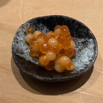 鮨 一二郎 - とと豆。新潟の郷土料理で茹でたイクラを塩漬けにしたもの。私はやっぱり生のイクラの醤油漬けが好きですが、これはこれはお酒のアテになります❤️