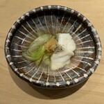 鮨 一二郎 - お鮨の前にお酒のアテ的日本料理が振る舞われます✨今夜はタマクエとレタスの炊いたん。お出汁が秀逸！