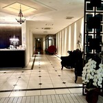 博多もつ鍋 やま中 - シティホテルの様なエントランス