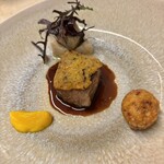Le Jardin de Kamo - 美笑牛のロースト　香味野菜とトリュフのクルート　人参とミカンのピュし　ポルト酒ソース