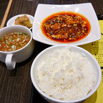 陳建一 麻婆豆腐店 みなとみらい店 - ミニ麻婆豆腐・半ライス・スープ・ザーサイ