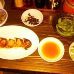 博多麺屋台 た組 - ちょい呑みセット＋　小鉢　枝豆　餃子に生ビールで乾杯チン！