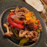 ロジウラパーク - 国産黒牛の塩レモン炒め。ほのかなレモンの風味がいい感じ。