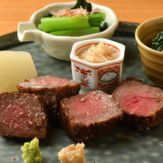 良質な黒毛和牛と割烹料理に酔いしれる、牛の炭火焼きコース