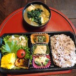 マッシーナ メッシーナ - モーニングのお弁当と具沢山のお味噌汁