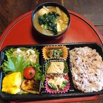 マッシーナ メッシーナ - モーニングのお弁当と具沢山のお味噌汁