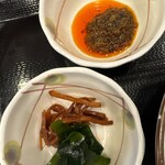 丸亀製麺 - 無料トッピングのしび辛ラー油、わかめ、期間限定の細切りメンマ