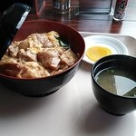 暖雪 - 料理写真:親子丼　830円　（味噌汁沢庵つき）