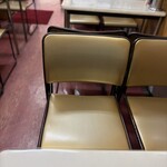ファミリー食堂さいとう  - 椅子が謎に光沢感があります。何となくセクシュアルです。