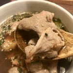 手打ちうどん　 いしづか - 大きな豚肉がこれでもかと入っています