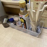 豚マニア丼 稲田屋 サン - テーブル席の薬味、特製ソースは買える