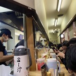 豚マニア丼 稲田屋 サン - L字カウンターにびっしり