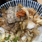 豚マニア丼 稲田屋 サン - 辛味噌で