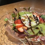 茅場町食堂 History by moto since 2010 - いちごとキウイのブラータチーズサラダ