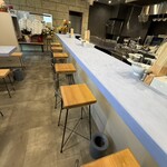 自家製麺 はし本 - 下に荷物用フックのある厨房向きカウンター6席②