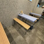 自家製麺 はし本 - 4人掛けテーブル席が3卓②