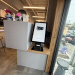 自家製麺 はし本 - 入って右側にタッチパネル式券売機