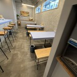 自家製麺 はし本 - 4人掛けテーブル席が3卓①