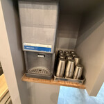 自家製麺 はし本 - お水は入って左側の冷水機にてセルフ